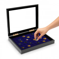 Vitrine en bois laqué pour présenter 60 capsules de champagne.