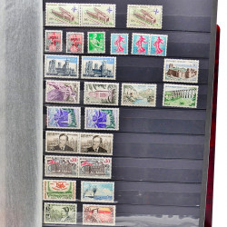 Lot de timbres de France neufs 1940-2000 en un album.