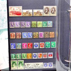 Lot de timbres de France neufs et oblitérés en un album.