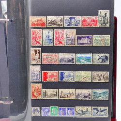 Lot de timbres de France neufs et oblitérés en un album.