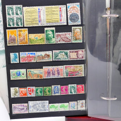 Lot de timbres de France neufs et oblitérés en un album.