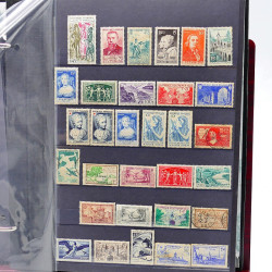 Lot de timbres de France neufs et oblitérés en un album.