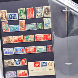 Lot de timbres de France neufs et oblitérés en un album.