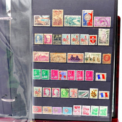 Lot de timbres de France neufs et oblitérés en un album.