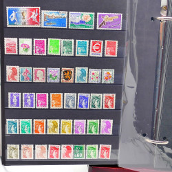Lot de timbres de France neufs et oblitérés en un album.