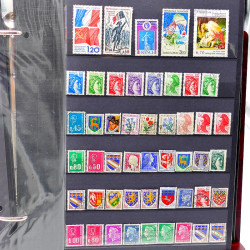 Lot de timbres de France neufs et oblitérés en un album.
