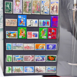 Lot de timbres de France neufs et oblitérés en un album.