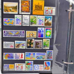Lot de timbres de France neufs et oblitérés en un album.