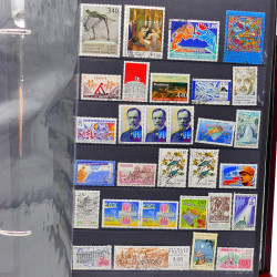 Lot de timbres de France neufs et oblitérés en un album.