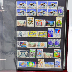 Lot de timbres de France neufs et oblitérés en un album.