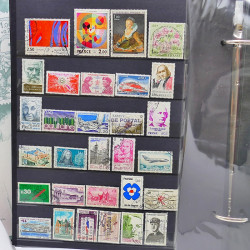 Lot de timbres de France neufs et oblitérés en un album.