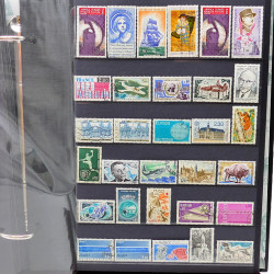 Lot de timbres de France neufs et oblitérés en un album.