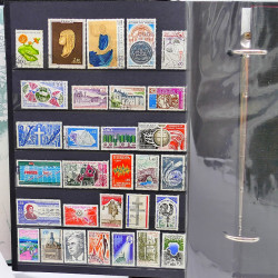 Lot de timbres de France neufs et oblitérés en un album.