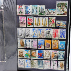Lot de timbres de France neufs et oblitérés en un album.