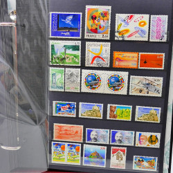 Lot de timbres de France neufs et oblitérés en un album.