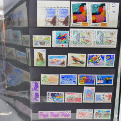 Lot de timbres de France neufs et oblitérés en un album.