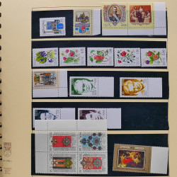 Collection de timbres et blocs de Russie 1959-1999 neufs** en 4 albums.