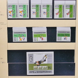Collection timbres d'Albanie neufs** en double 1982-1999 en 4 albums.