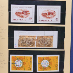 Collection timbres d'Albanie neufs** en double 1982-1999 en 4 albums.