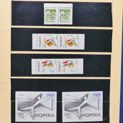 Collection timbres d'Albanie neufs** en double 1982-1999 en 4 albums.