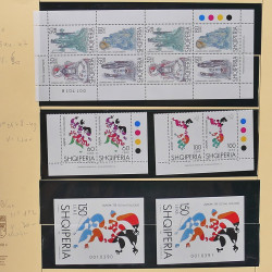 Collection timbres d'Albanie neufs** en double 1982-1999 en 4 albums.