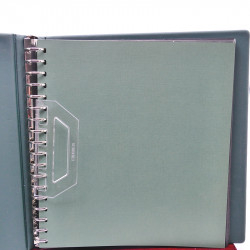 Reliure Lindner garni de 16 feuilles à 3 bandes pour carnets de timbres.