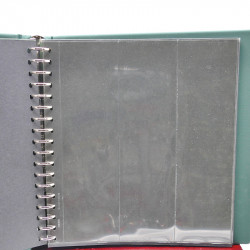 Reliure Lindner garni de 16 feuilles à 3 bandes pour carnets de timbres.