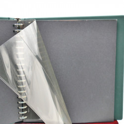 Reliure Lindner garni de 16 feuilles à 3 bandes pour carnets de timbres.