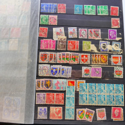 Lot massif de timbres de France oblitérés en 12 albums.