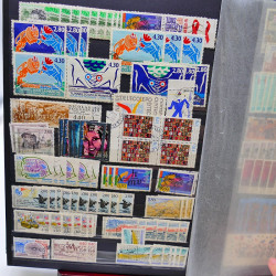 Lot massif de timbres de France oblitérés en 12 albums.