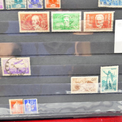 Lot massif de timbres de France oblitérés en 12 albums.