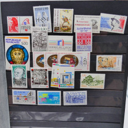 Lot massif de timbres de France oblitérés en 12 albums.