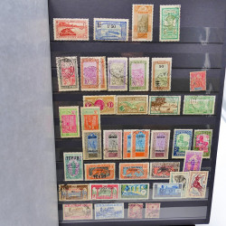 Lot massif de timbres de France oblitérés en 12 albums.