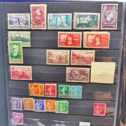 Lot massif de timbres de France oblitérés en 12 albums.
