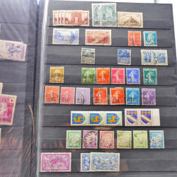 Lot massif de timbres de France oblitérés en 12 albums.