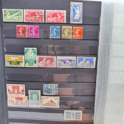 Lot massif de timbres de France oblitérés en 12 albums.
