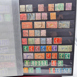 Lot massif de timbres de France oblitérés en 12 albums.