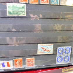 Lot massif de timbres de France oblitérés en 12 albums.