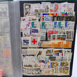 Lot massif de timbres de France oblitérés en 12 albums.