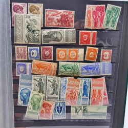 Lot massif de timbres de France oblitérés en 12 albums.