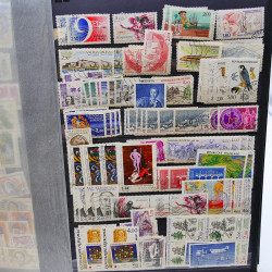 Lot massif de timbres de France oblitérés en 12 albums.