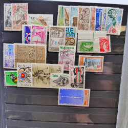 Lot massif de timbres de France oblitérés en 12 albums.