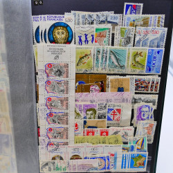 Lot massif de timbres de France oblitérés en 12 albums.