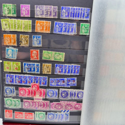 Lot massif de timbres de France oblitérés en 12 albums.