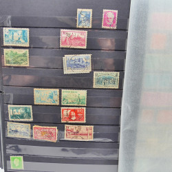 Lot massif de timbres de France oblitérés en 12 albums.