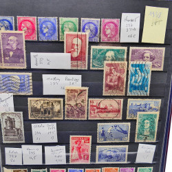 Lot massif de timbres de France oblitérés en 12 albums.