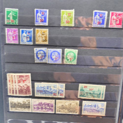 Lot massif de timbres de France oblitérés en 12 albums.