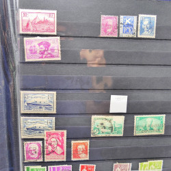 Lot massif de timbres de France oblitérés en 12 albums.