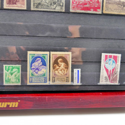 Lot massif de timbres de France oblitérés en 12 albums.
