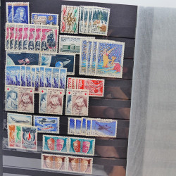 Lot massif de timbres de France oblitérés en 12 albums.